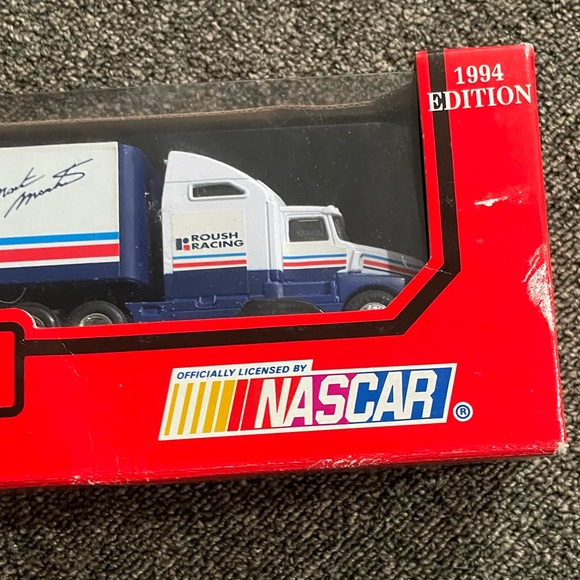 1994 Valvoline Racing Champions NASCAR
Cab Racing Team Transporter - Picture 5 of 8